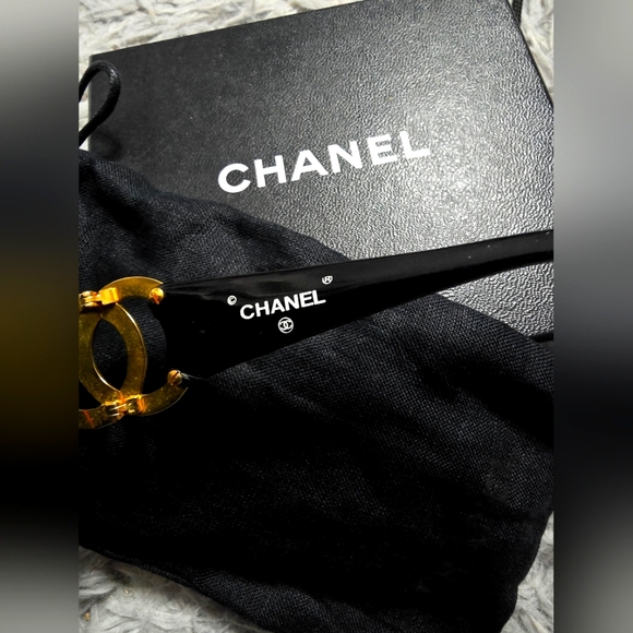 Chanel Black W/ Gold CC Sunnies✨️ (EUC)(NO SCRATCHES)(SEE PICS) - Picture 4 of 6